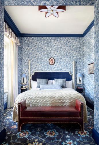 Ένα ή περισσότερα κρεβάτια σε δωμάτιο στο The Randolph Hotel Oxford, a Graduate by Hilton Hotel