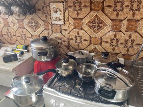 a group of pots and pans on top of a stove at Viña Excelente, 1 cuadra Av Sn Martin y la playa in Viña del Mar