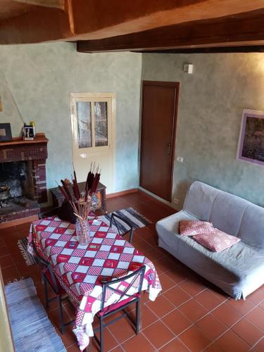 a living room with a couch and a table at Maison Dina in Collepardo