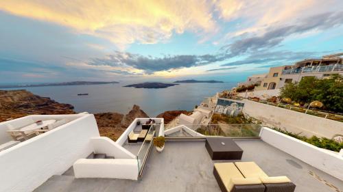 a view of the ocean from the balcony of a house at NEOKLASSIKO KOUKOULI in Fira