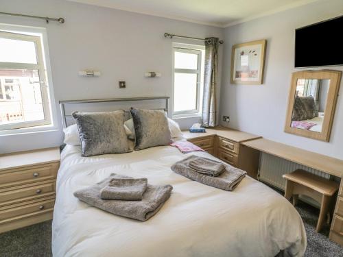 a bedroom with a bed with towels on it at 16 Badgers Retreat in Richmond