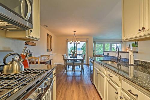 Dapur atau dapur kecil di Vernon Condo with Deck, Near Appalachian Trail!