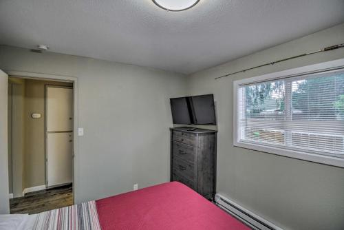 TV a/nebo společenská místnost v ubytování Pet-Friendly Hoquiam Cottage Near River Access!