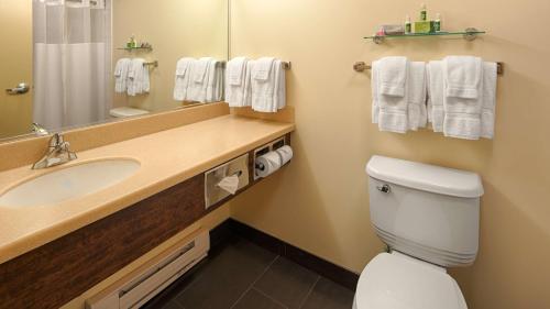 Kamar mandi di Best Western Thompson