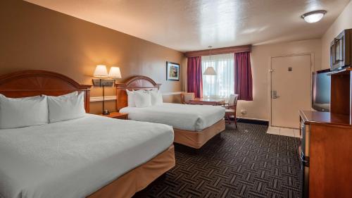 Кровать или кровати в номере Best Western Paradise Inn
