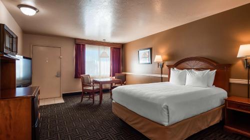 a hotel room with a bed and a television at Best Western Paradise Inn in Beaver