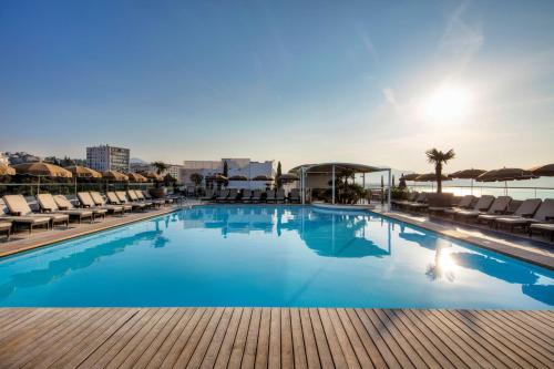 Poolen vid eller i närheten av Radisson Blu Hotel Nice