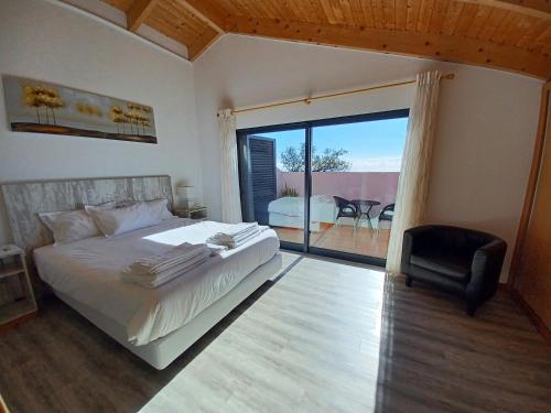 1 dormitorio con 1 cama, 1 silla y 1 ventana en Villa Luz II - NEW - Private Outdoor Area en Santa Cruz