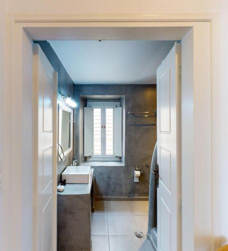 a bathroom with a sink and a mirror at NEOKLASSIKO KOUKOULI in Fira