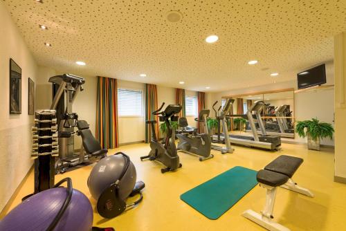 
Das Fitnesscenter und/oder die Fitnesseinrichtungen in der Unterkunft Radisson Hotel Zurich Airport
