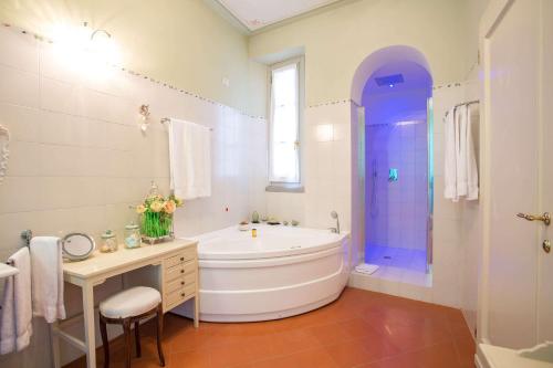 Kylpyhuone majoituspaikassa Hotel Villa Marsili