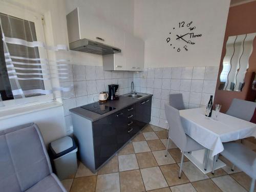 Kuchyňa alebo kuchynka v ubytovaní Apartments Bernarda