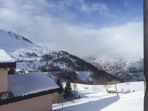 a view of a snow covered mountain from a building at Petit appartement Labellisé Les 2 Alpes résidence Arc en Ciel télésiège Petite Aiguille in Les Deux Alpes
