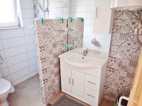Koupelna v ubytování Apartment in Starigrad-Paklenica 41710