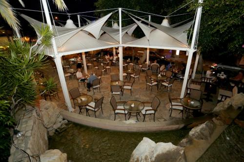 Un restaurante o sitio para comer en Dionysos Central