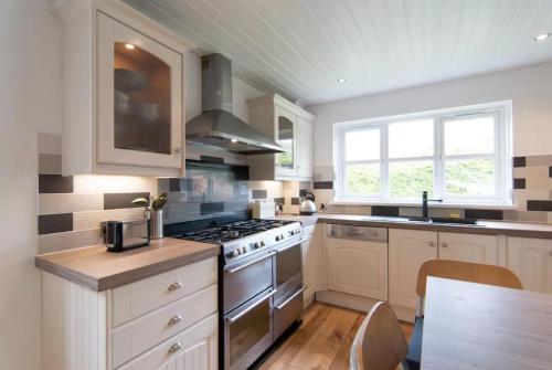 Dapur atau dapur kecil di Kilburn Holiday Cottage