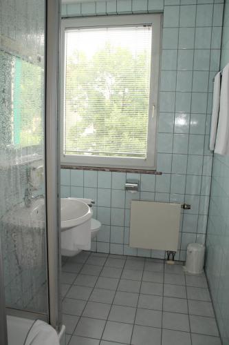 Ein Badezimmer in der Unterkunft Hotel Anhalt