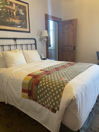 Una cama o camas en una habitación de Hotel Sutter