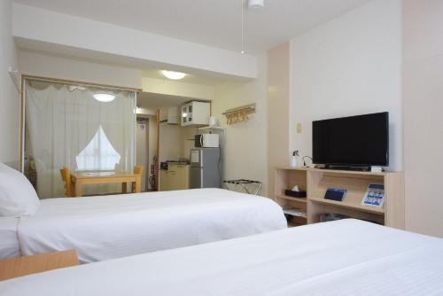 Un pat sau paturi într-o cameră la STAY IN SUMUKA Kokusai Street