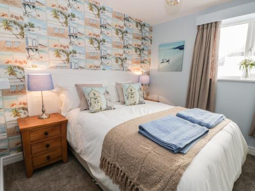 een slaapkamer met een bed en een nachtkastje met een lamp bij Manor Heath Apartment 2 in Scarborough