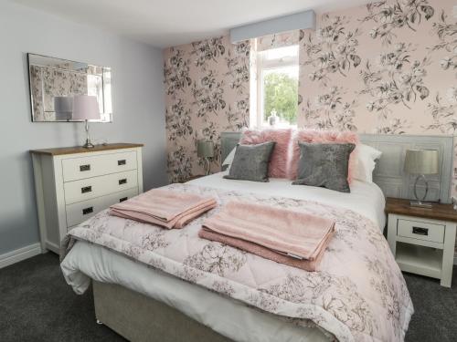 een slaapkamer met een bed met roze dekens bij Manor Heath Apartment 4 in Scarborough