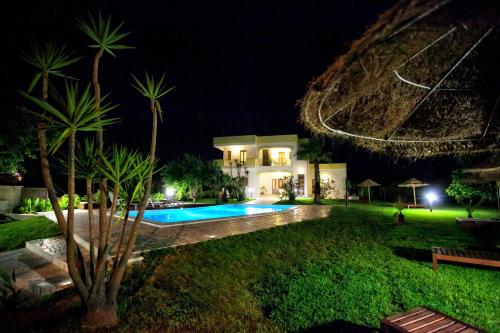Villa con piscina por la noche en Aia Grande, en Uggiano la Chiesa
