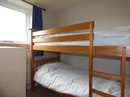 バクストンにあるHall End Barnのベッドルーム1室(二段ベッド2台、窓付)が備わります。