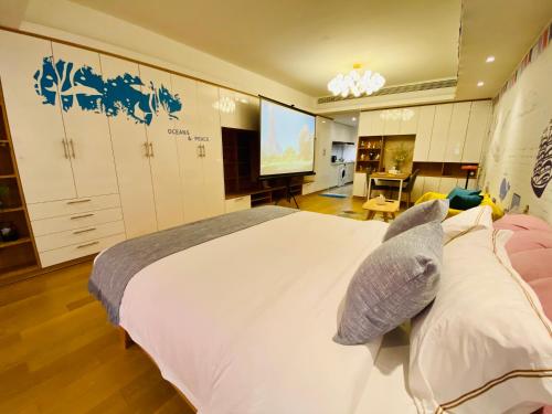 Una cama o camas en una habitación de Huangshan Sky Small Nest B&B