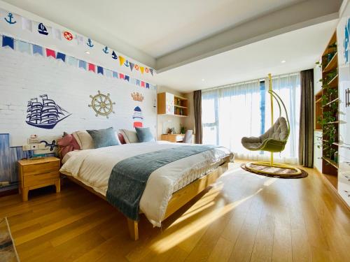 una camera da letto con un letto grande e una sedia di Huangshan Sky Small Nest B&B a Huangshan