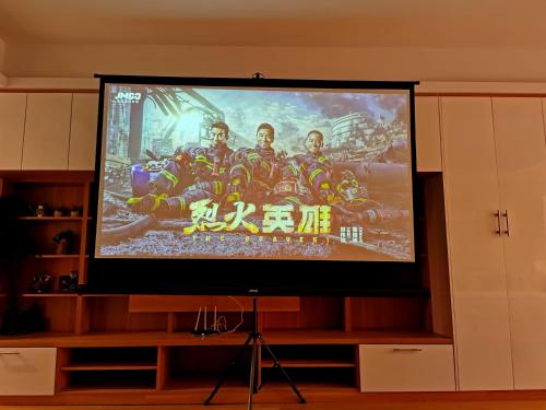 Una televisión o centro de entretenimiento en Huangshan Sky Small Nest B&B