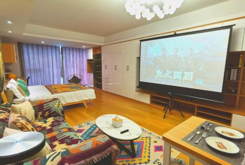 Una televisión o centro de entretenimiento en Huangshan Sky Small Nest B&B
