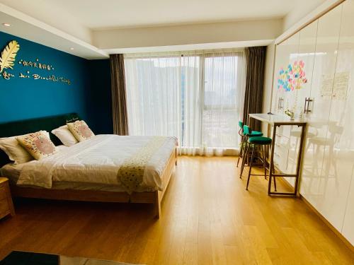 Una cama o camas en una habitación de Huangshan Sky Small Nest B&B