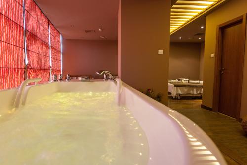 O baie la Cocor Spa Hotel