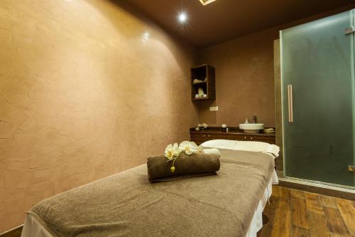 Postel nebo postele na pokoji v ubytování Cocor Spa Hotel
