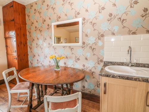 Dapur atau dapur kecil di The Cottage at Moseley House Farm