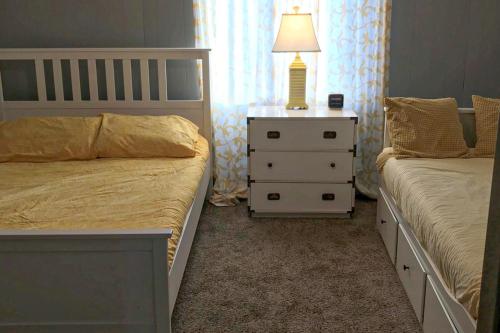 大洋城的住宿－Grandview，一间卧室配有两张床和一个带灯的床头柜