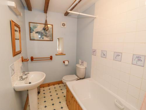 La salle de bains est pourvue d'un lavabo, de toilettes et d'une baignoire. dans l'établissement The Old Hayloft, à Great Edston