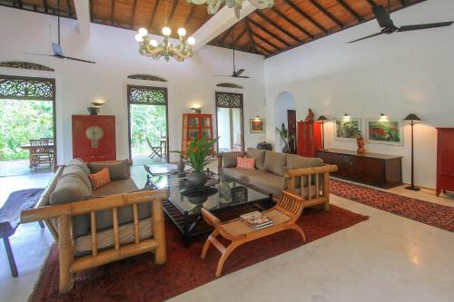 a living room with a couch and a table at Apa Villa Illuketia in Unawatuna