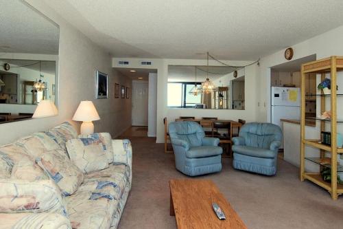 オーシャンシティにあるGolden Sandsのソファと椅子とテーブルのあるリビングルーム