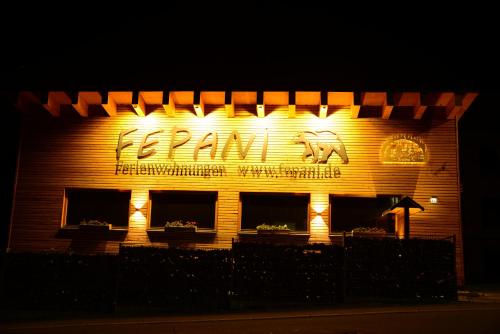 a sign on the side of a building at night at Ferienanlage Markus Nitsch in Bärenstein