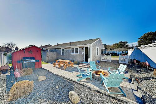 New Listing! Charming Port Cottage - Walk to Beach home