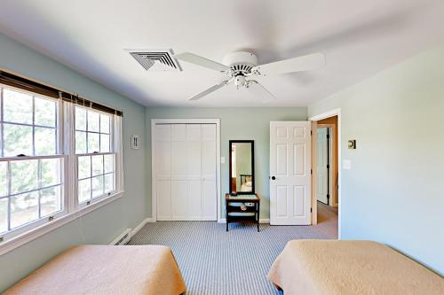 - une chambre avec 2 lits et un ventilateur de plafond dans l'établissement Wharf Side Hideout, à Hyannis