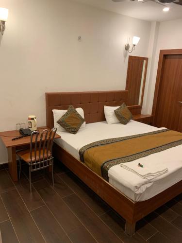 Postel nebo postele na pokoji v ubytování Hotel Ashoka Ganages