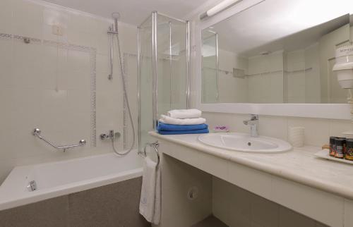 A bathroom at Villa Andromeda