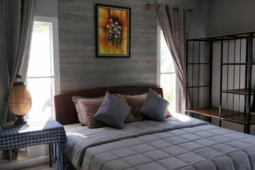 ein Schlafzimmer mit großem Bett und Fenster in der Unterkunft Seabreeze Cottage in Ko Chang