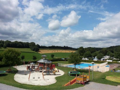 een luchtzicht op een park met een speeltuin bij Vakantiewoning Osebos in Gulpen