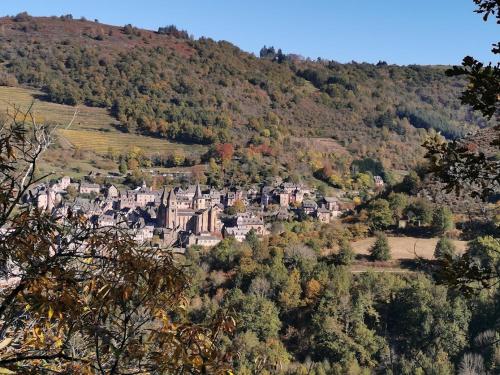 a town on the side of a hill at THE BARN, MAISON, PISCINE PRIVATIVE, CALME, WIFI in Carayac