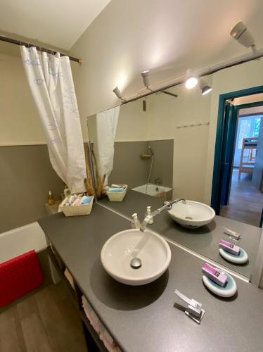 un comptoir de salle de bain avec un lavabo et un miroir dans l'établissement Sur le port de Macinaggio, au calme, à Macinaggio