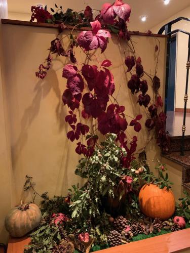 a display of flowers and pumpkins on a table at Savant Hotel in Lamezia Terme