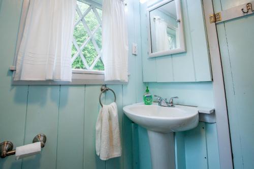 Ett badrum på Boothbay Lake House